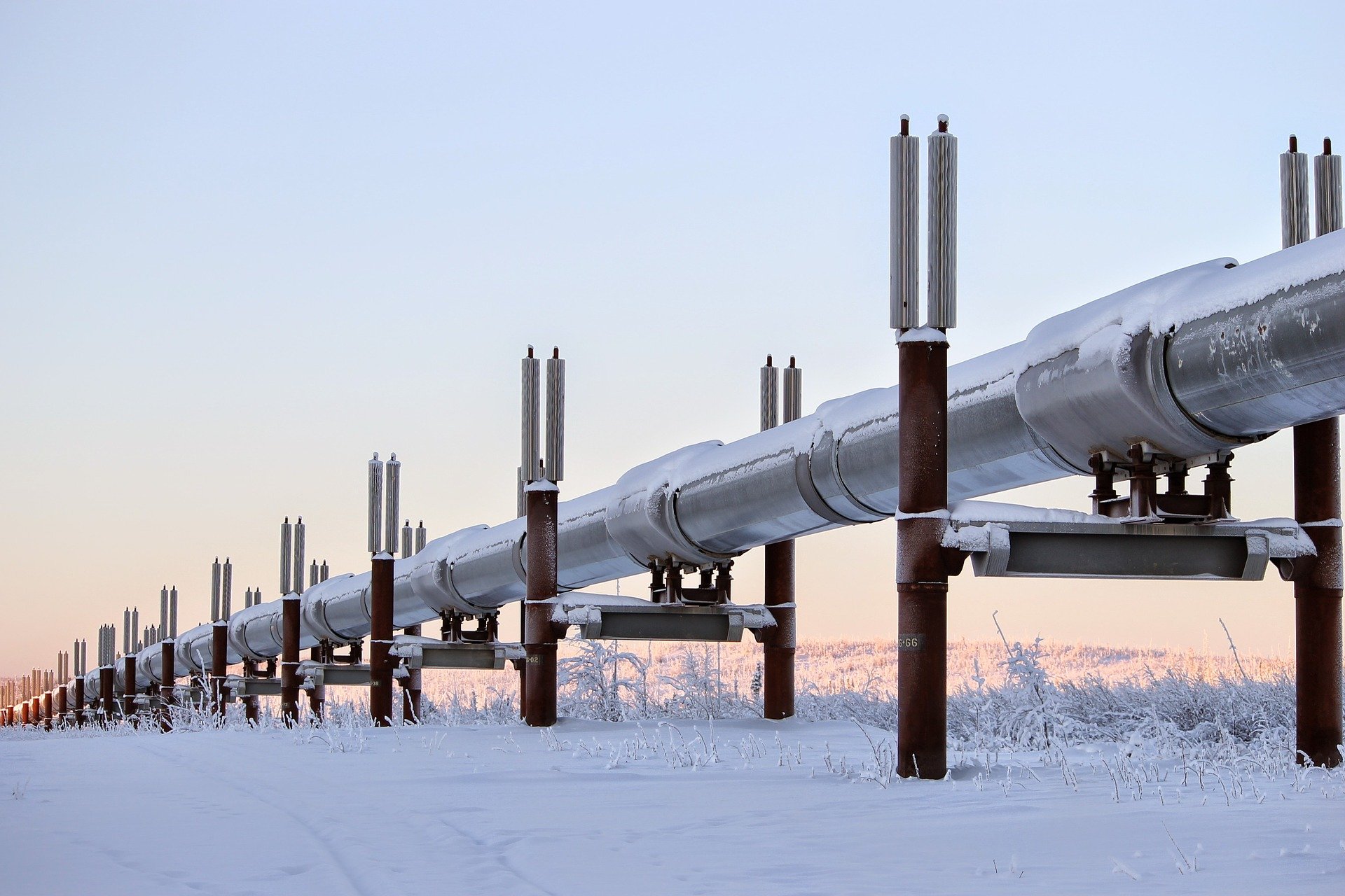 Bild einer Ölleitung in Alaska im Winter
