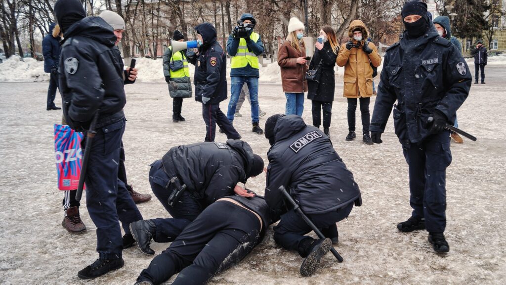 Russische Nationalgardisten nehmen Demonstranten fest