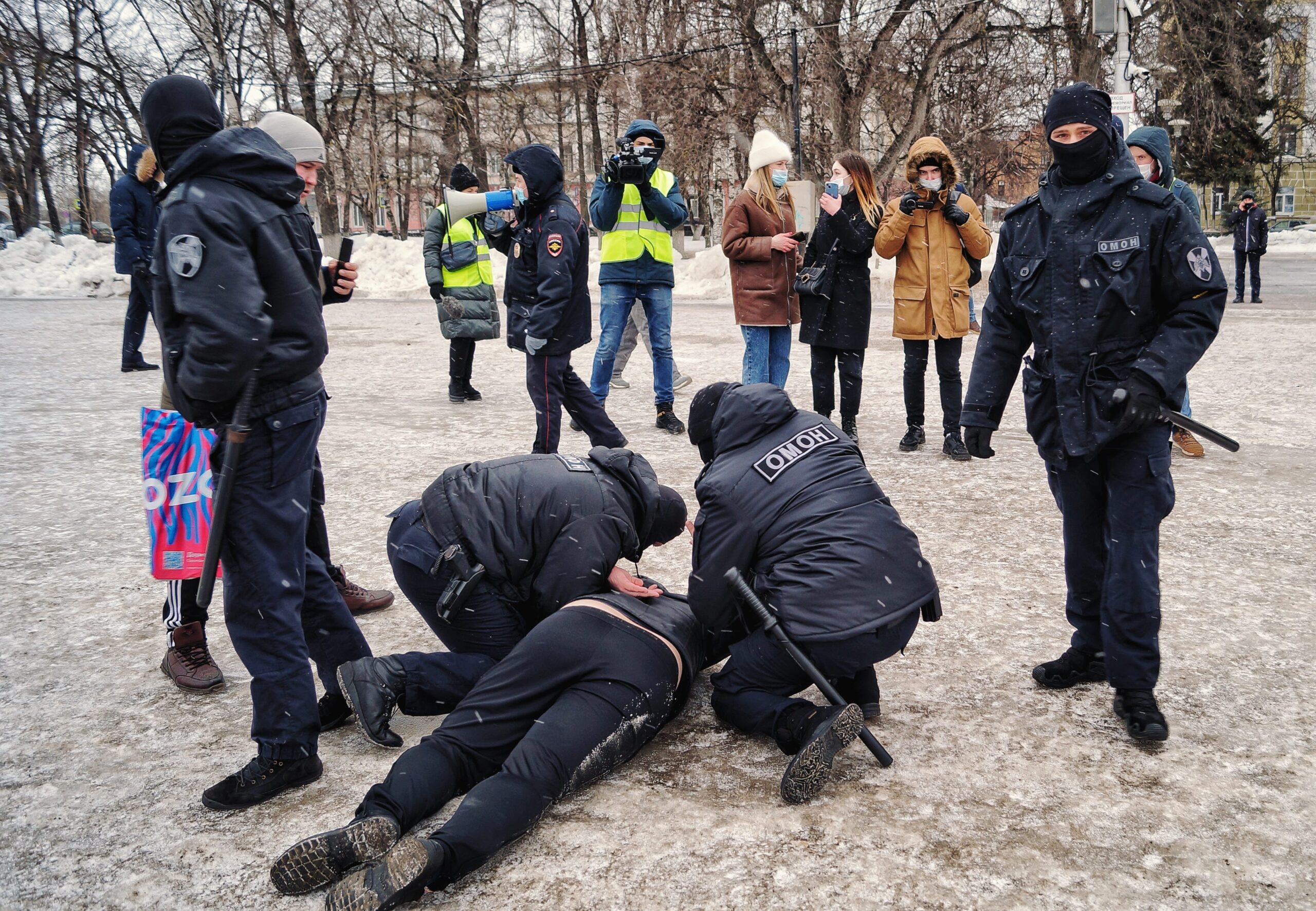 Russische Nationalgardisten nehmen Demonstranten fest